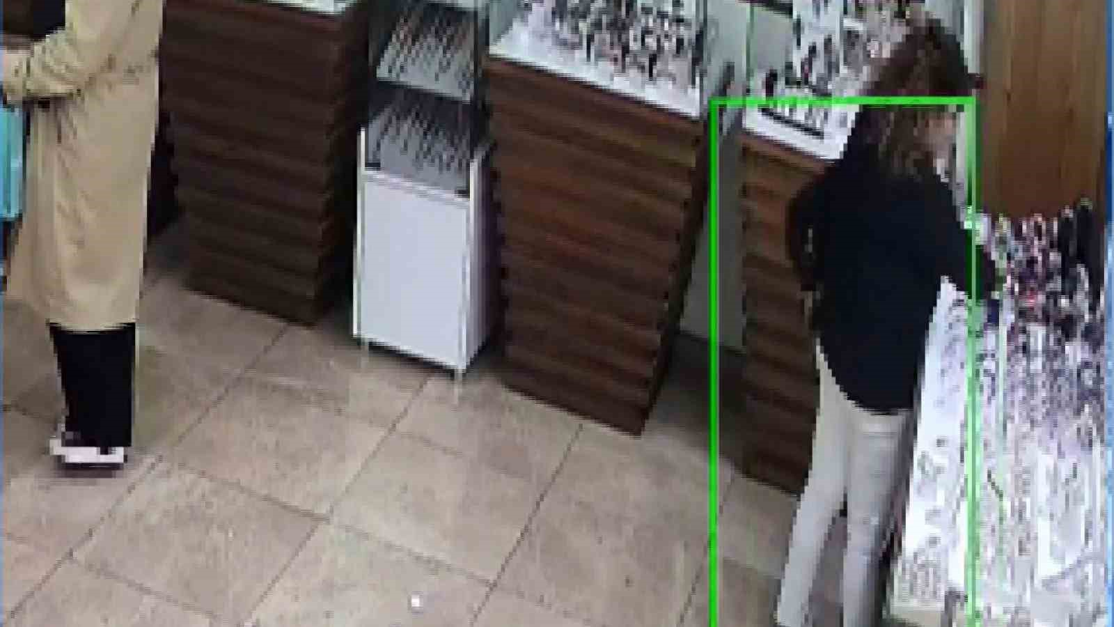 YALOVA’DA BİR ALIŞVERİŞ MERKEZİNDEKİ SAAT MAĞAZASINA GİREN KADIN, ÖNCE DÜKKANDAKİ