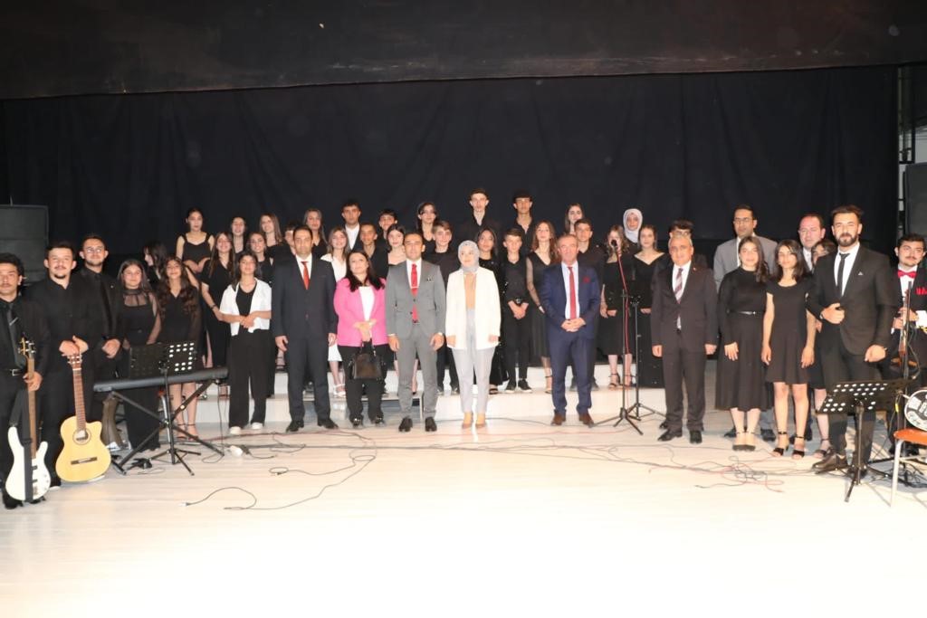 HAKKARİ GÜZEL SANATLAR LİSESİ ÖĞRENCİLERİ TARAFINDAN DÜZENLENEN KONSER BÜYÜK BEĞENİ