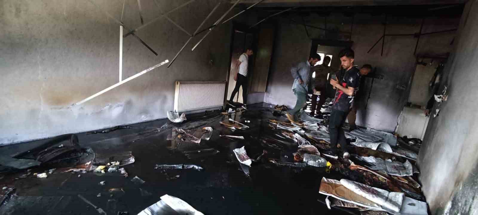 HAKKARİ'NİN DERECİK İLÇESİNE SABAH SAATLERİNDE TEK KATLI BİR EVDE HENÜZ