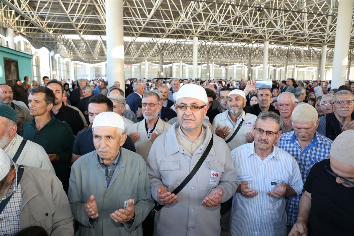 HACI ADAYLARI İÇİN UĞURLAMA TÖRENİ DÜZENLENDİ