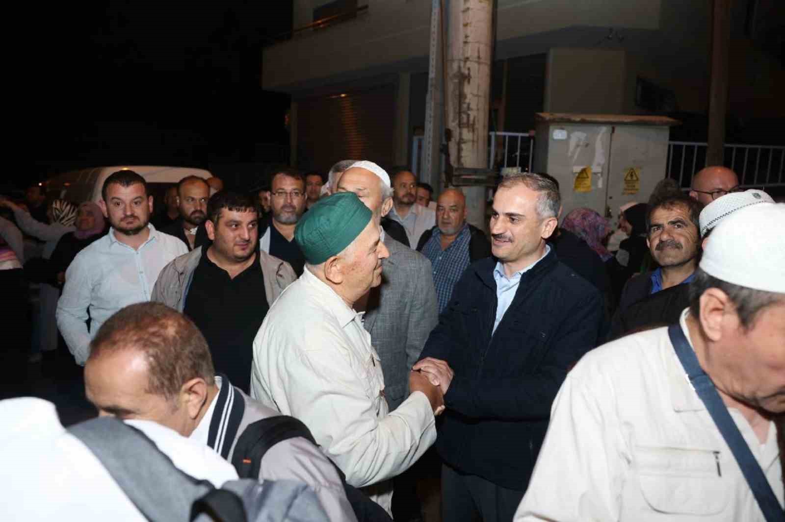 ÇAYIROVA BELEDİYE BAŞKANI BÜNYAMİN ÇİFTÇİ, HAC İBADETİ İÇİN YOLA ÇIKAN