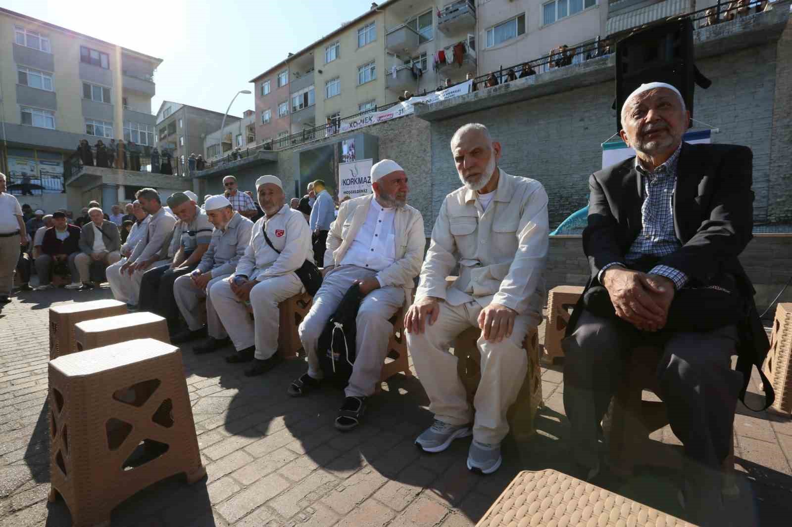 DERİNCE KENT MEYDANI'NDA DÜZENLENEN PROGRAMLA BİRLİKTE HACI ADAYLARI KUTSAL TOPRAKLARA