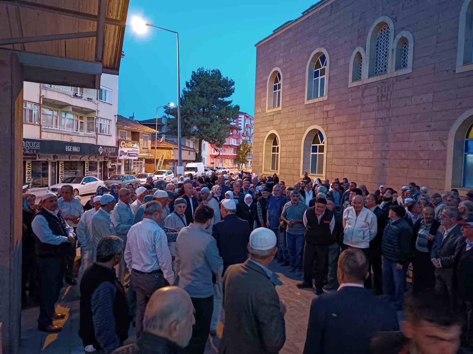 ÇORUM'UN OSMANCIK İLÇESİ'NDE, HACI ADAYLARI DUALAR EŞLİĞİNDE KUTSAL TOPRAKLARA YOLCU