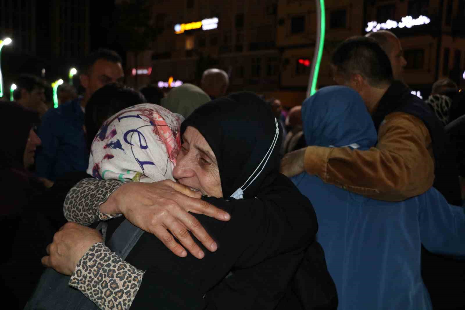 DİYANET İŞLERİ BAŞKANLIĞININ ORGANİZASYONUYLA KUTSAL TOPRAKLARA GİDECEK HACI ADAYLARI SEVİNÇ