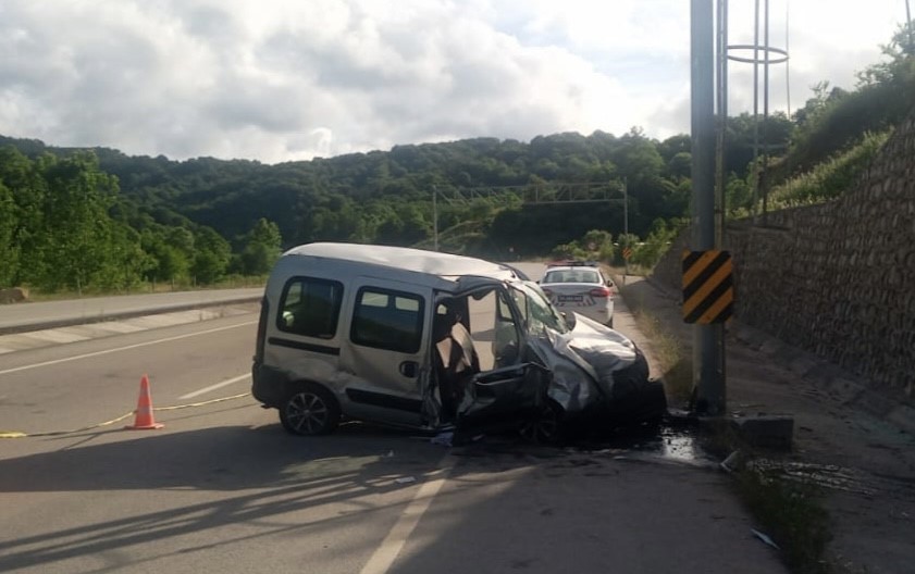 BARTIN’DA MEYDANA GELEN KAZADA HAFİF TİCARİ ARAÇ YOL KENARINDAKİ DİREĞE