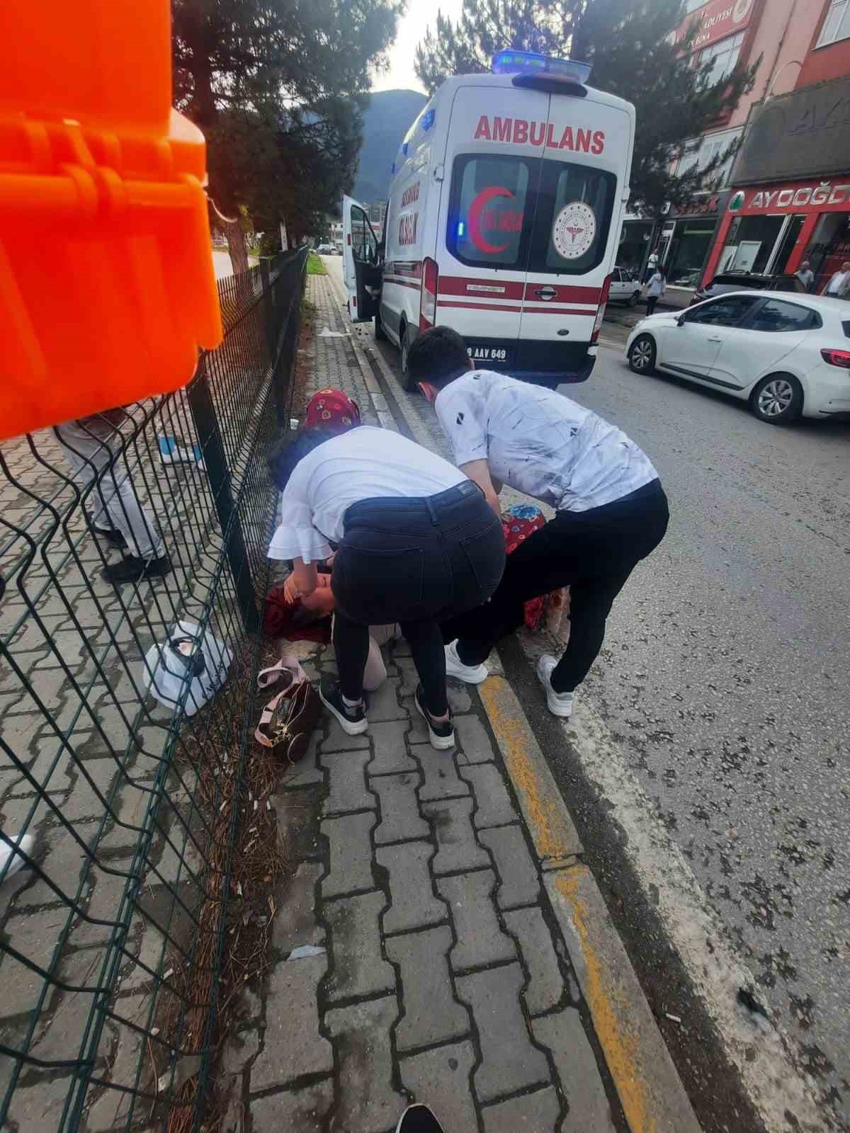 KARABÜK'TE YOLUN KARŞISINA GEÇMEYE ÇALIŞAN YAYA HAFİF TİCARİ ARACIN ÇARPMASI