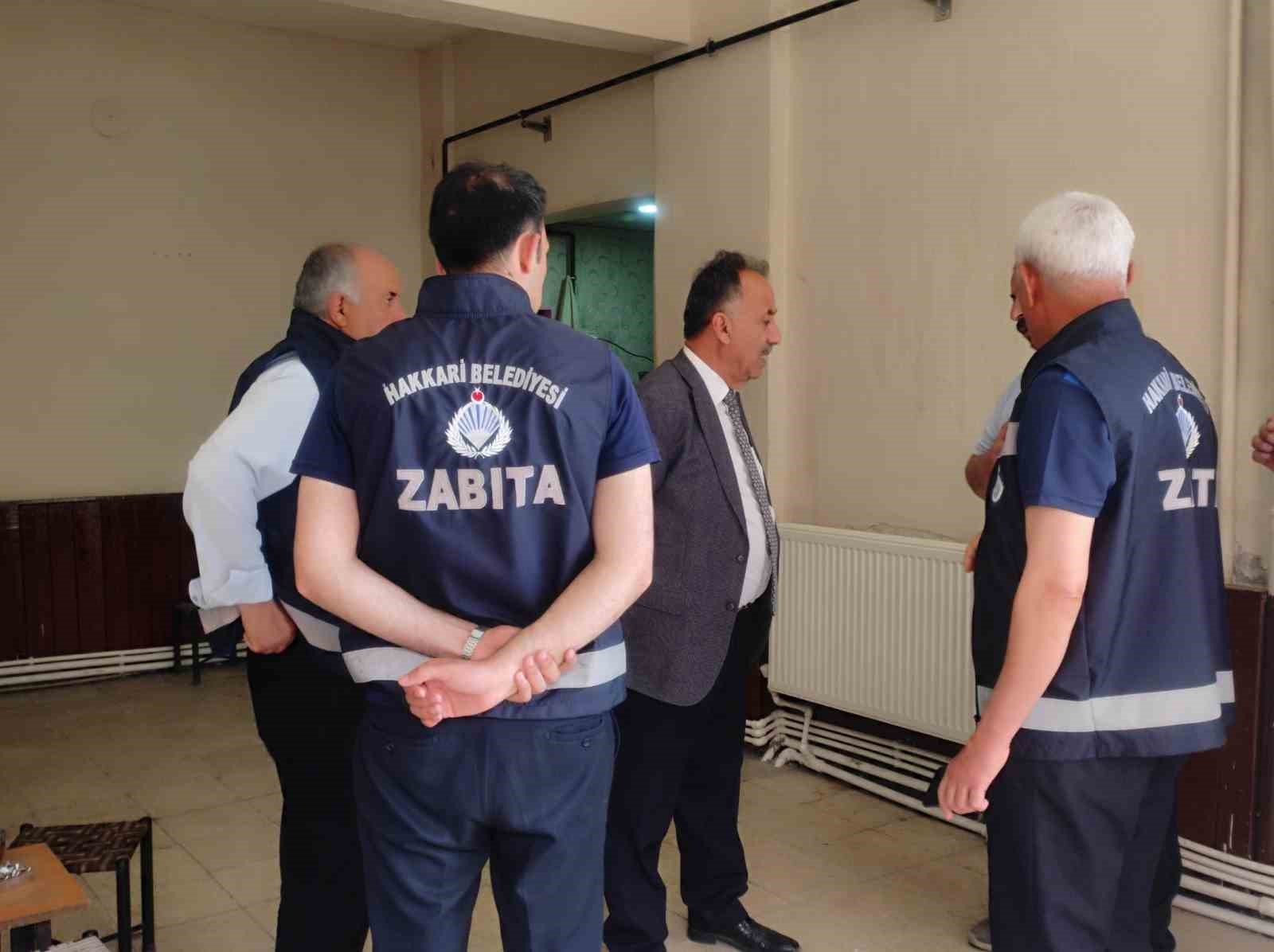 HAKKARİ BELEDİYESİ ZABITA MÜDÜRLÜĞÜ EKİPLERİ İŞ YERLERİNİN RUHSAT KONTROLLERİN YAPARAK,