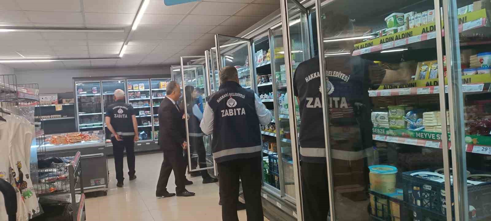 HAKKARİ BELEDİYESİ ZABITA MÜDÜRÜ ADİL DEMİR ÖNCÜLÜĞÜNDEKİ ZABITA EKİPLERİ DENETİMLERİNİ