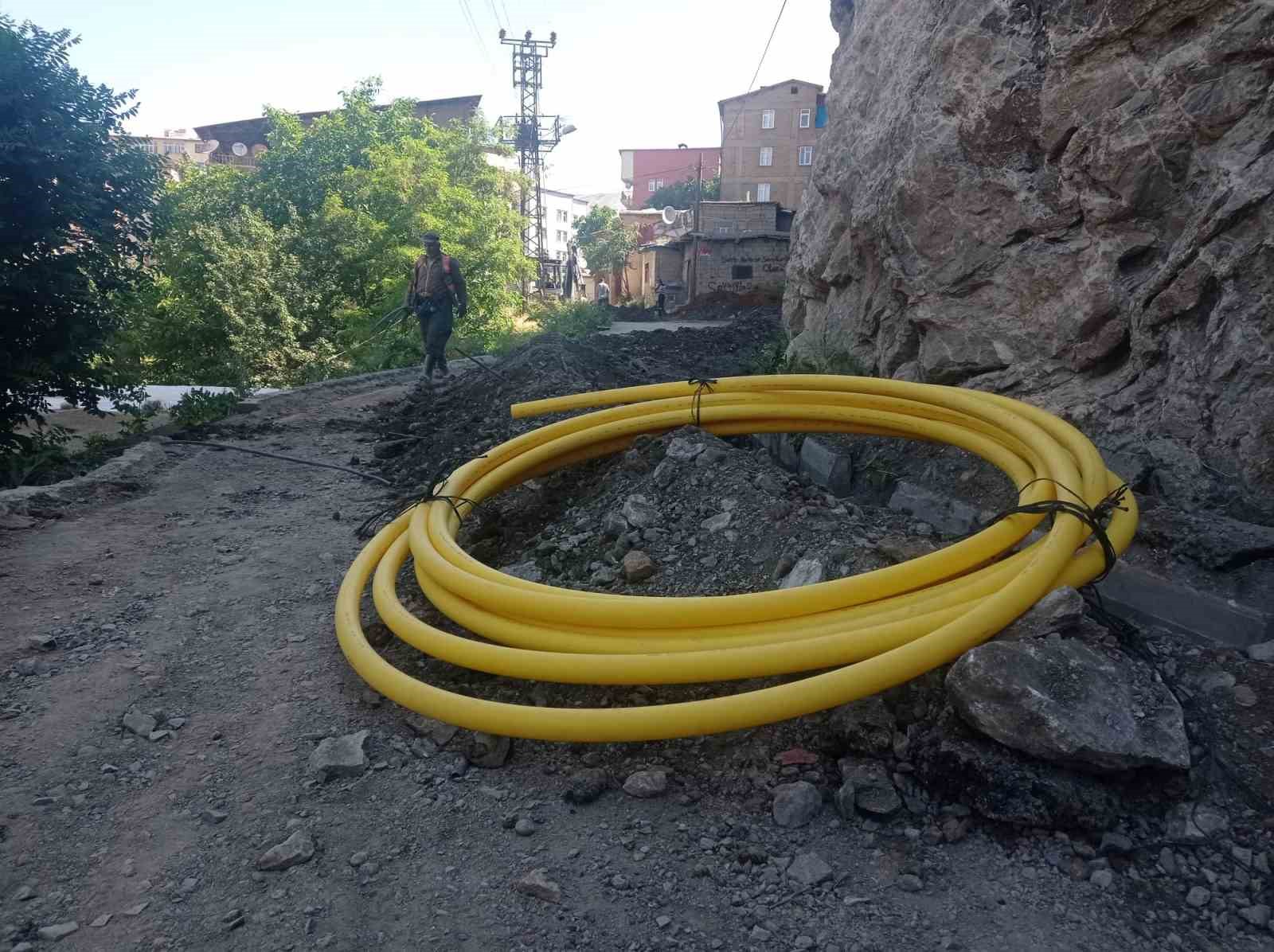 HAKKARİ’DE DOĞALGAZ ÇALIŞMALARI TÜM HIZIYLA DEVAM EDERKEN, DAĞGÖL MAHALLESİ KALEALTI