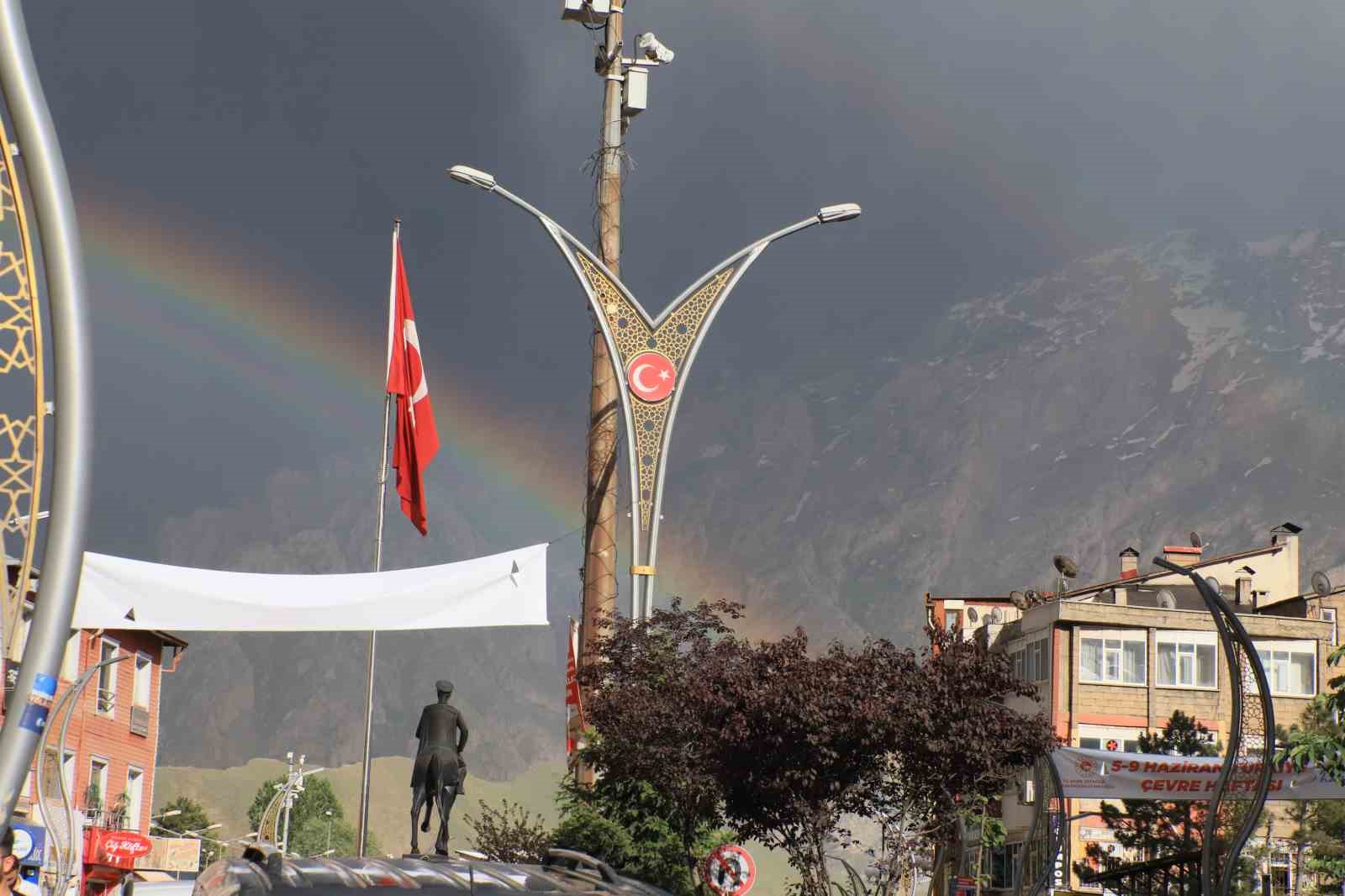 HAKKARİ’DE ETKİLİ OLAN YAĞMURUN ARDINDAN OLUŞAN GÖKKUŞAĞI ŞEHİR MERKEZİNDE AYRI