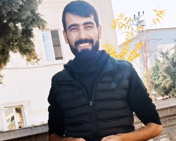 ADIYAMAN’DA, İKİNCİ EL OLARAK ALMAK İSTEDİĞİ HASARLI EVİN PENCERELERİNİ SÖKMEK