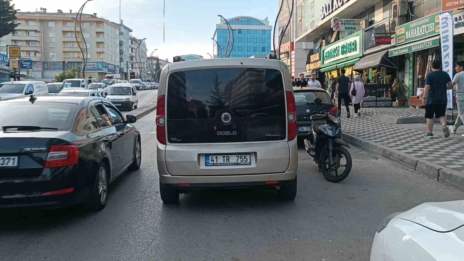 KOCAELİ'NİN GEBZE İLÇESİNDE HATALI U DÖNÜŞÜ YAPAN HAFİF TİCARİ ARACA