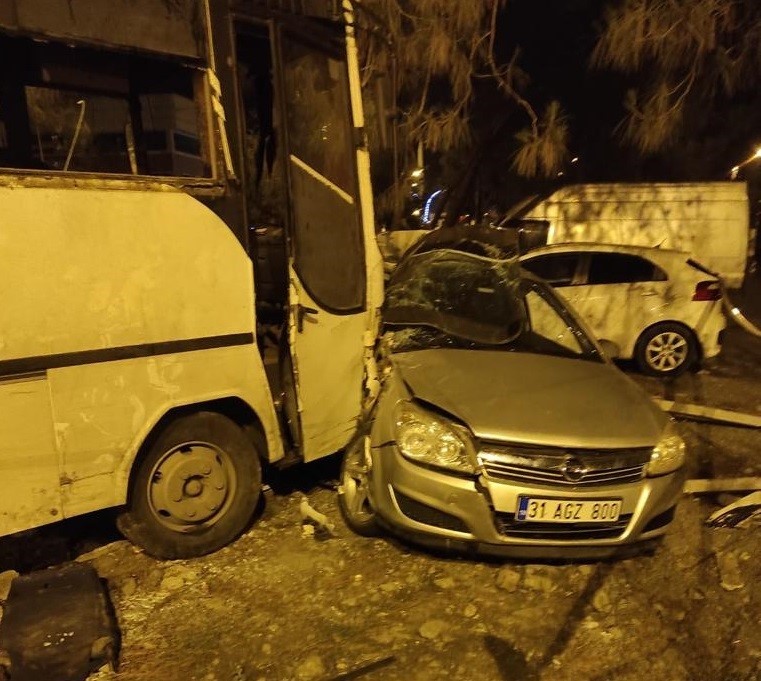 Hatay’da işçi servisi ile otomobil çarpıştı: 1 ölü, 25 yaralı HATAY'DA İŞÇİ SERVİSİ İLE OTOMOBİLİN ÇARPIŞTIĞI KAZADA 1 KİŞİ HAYATINI