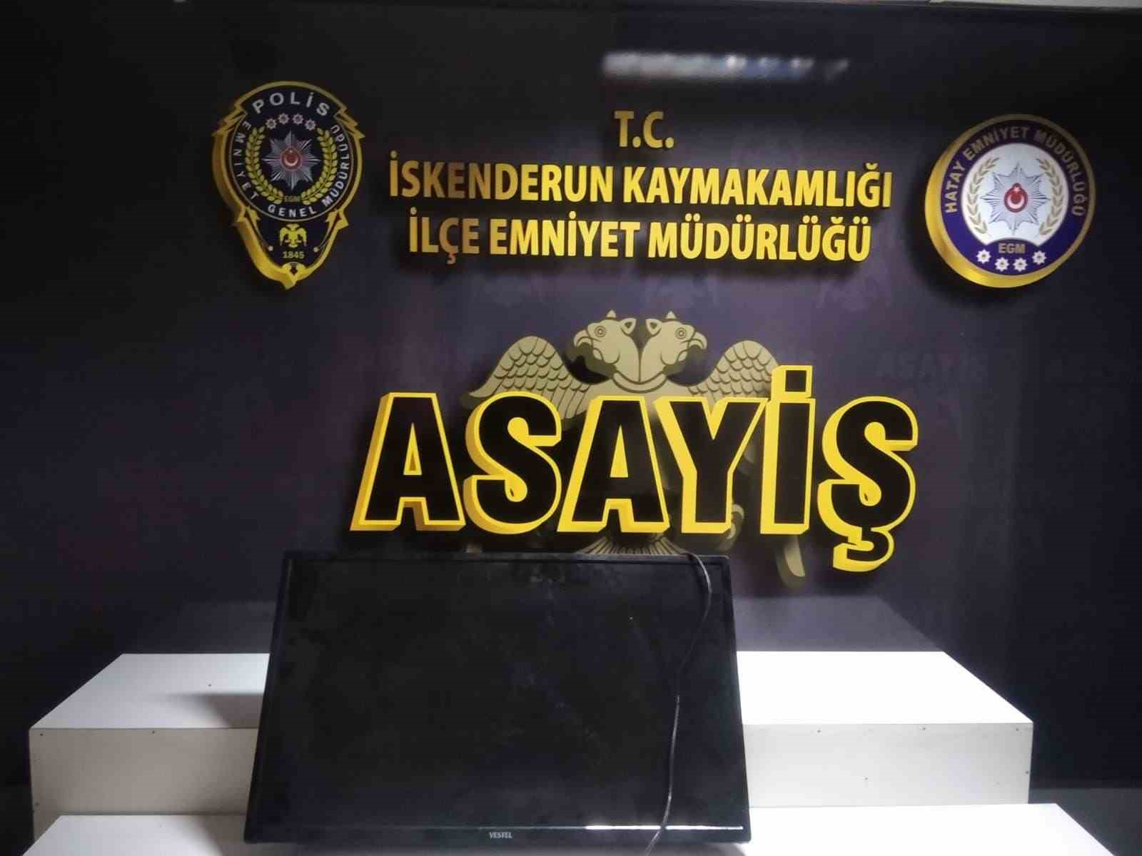 HATAY'IN İSKENDERUN İLÇESİNDE YAKALANAN İKİ HIRSIZLIK ŞÜPHELİSİ TUTUKLANARAK CEZAEVİNE GÖNDERİLDİ.