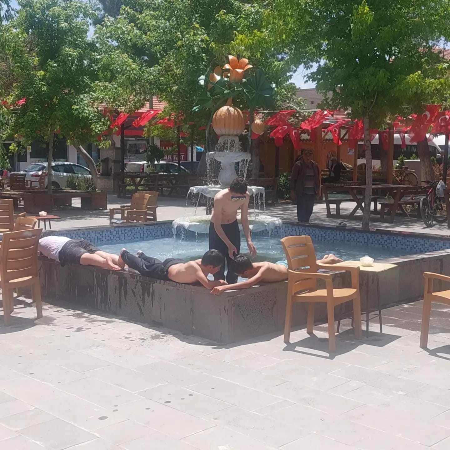 KAYSERİ'NİN TOMARZA İLÇESİNDE HAVA SICAKLIĞININ ARTMASINI FIRSAT BİLEN ÇOCUKLAR SÜS