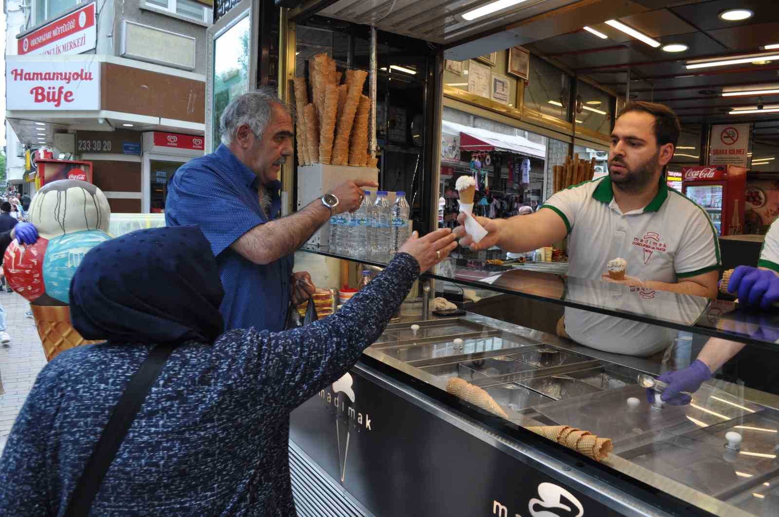YAZ MEVSİMİNİN YAKLAŞMASIYLA BİRLİKTE İŞLERİ AÇILAN DONDURMACI ESNAFI, OLUŞAN KUYRUKLARDA