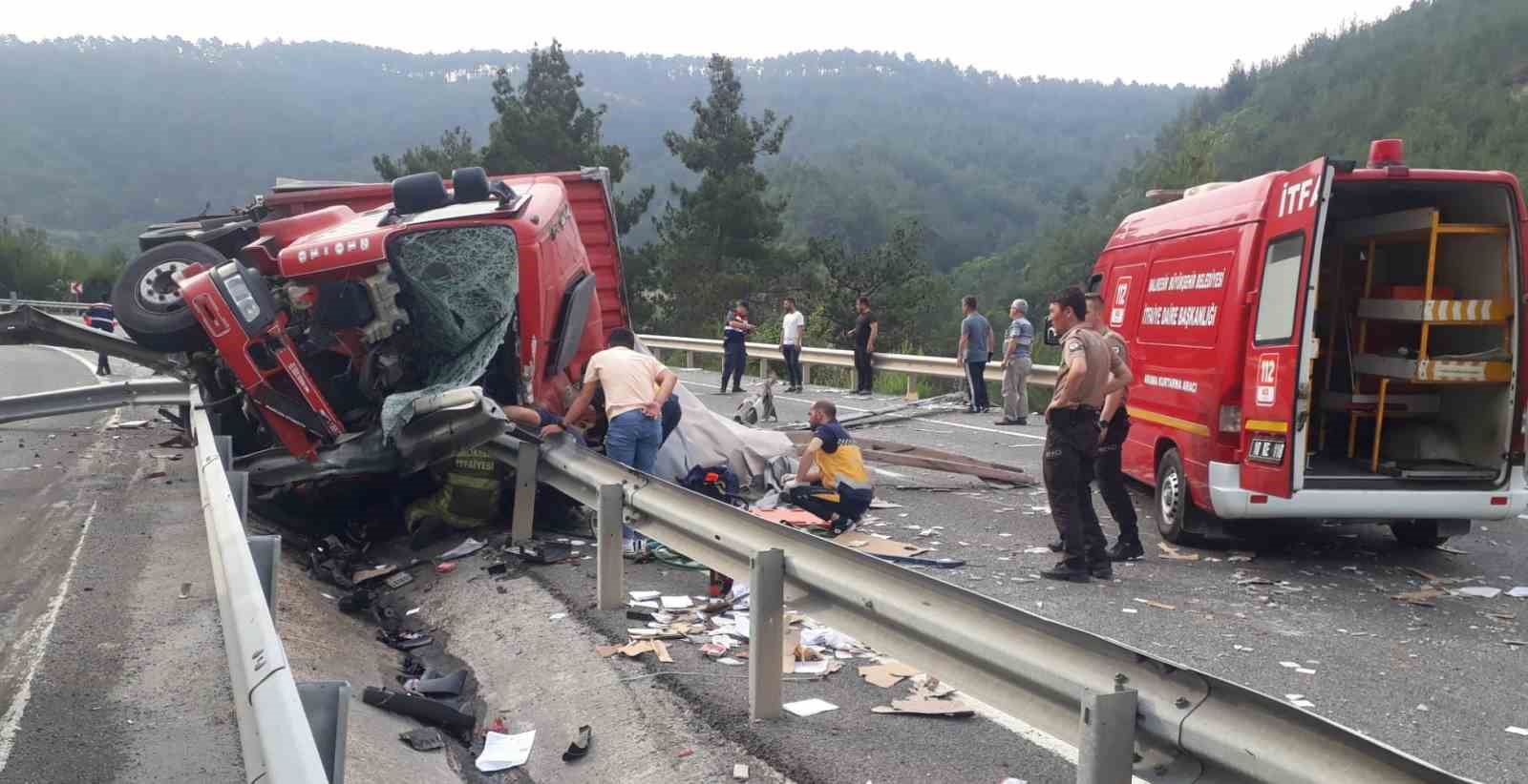 HAVRAN İLÇESİNDE DEVRİLEN TIRIN ALTINDA KALAN SÜRÜCÜ OLAY YERİNDE HAYATINI