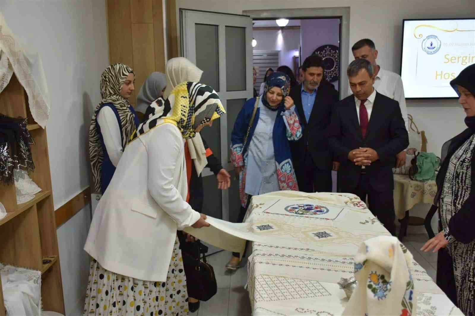 HAYAT BOYU ÖĞRENME HAFTASI ETKİNLİKLERİ DAHİLİNDE SERGİ AÇILDI