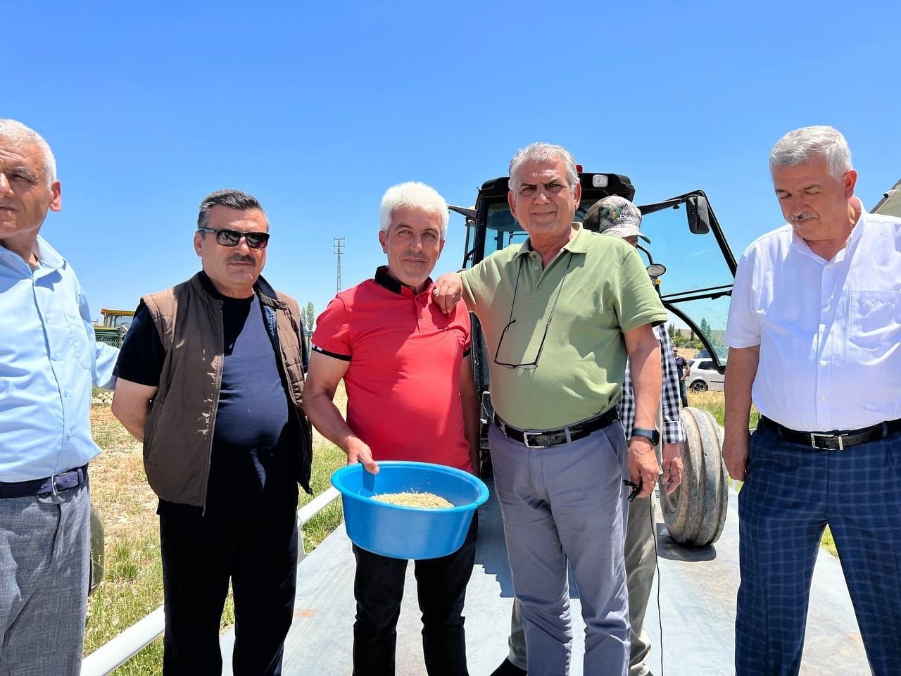 ANKARA'YA BAĞLI HAYMANA İLÇESİNDE YILIN İLK ÜRÜNÜ ARPA KAVAK MAHALLESİ'NDE