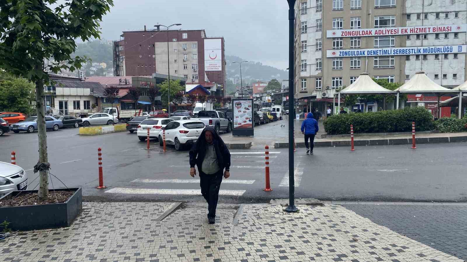 ZONGULDAK’TA ÖĞLEN SAATLERİNDE BAŞLAYAN SAĞANAK YAĞIŞ HAYATI OLUMSUZ ETKİLEDİ.