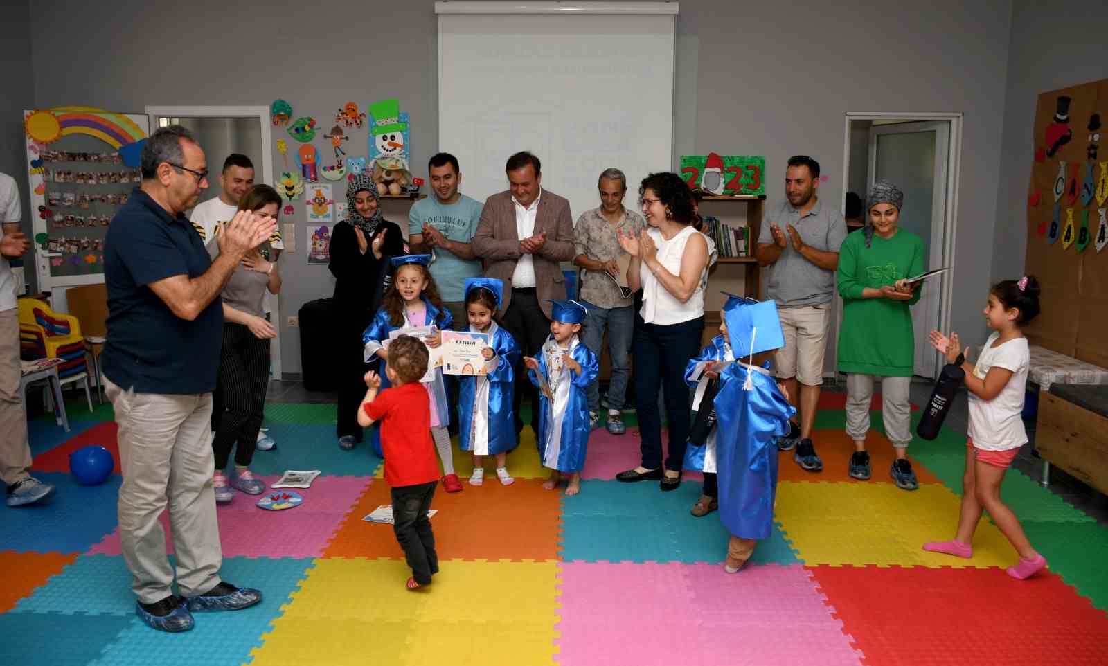 ANNE-BABA ÇOCUK MERKEZİ’NDE ÇİFTE SEVİNÇ HEM MEZUNİYETLERİNİ HEM BABALAR GÜNÜNÜ