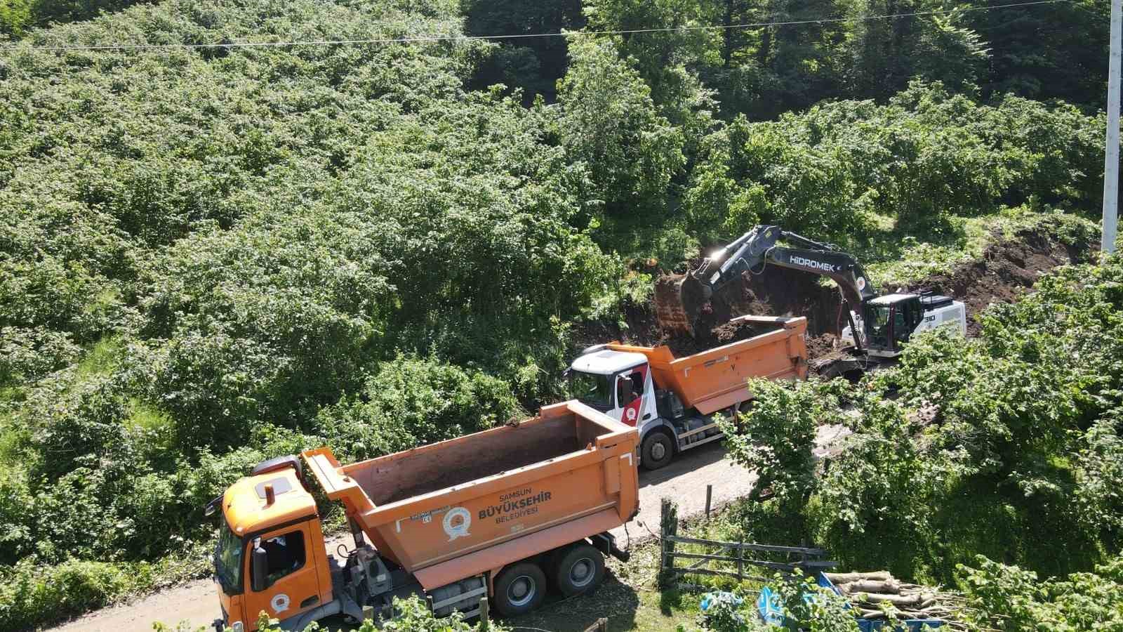 SAMSUN BÜYÜKŞEHİR BELEDİYESİ, HEYELAN NEDENİYLE KAPANAN KIRSAL MAHALLE YOLLARINI YENİDEN