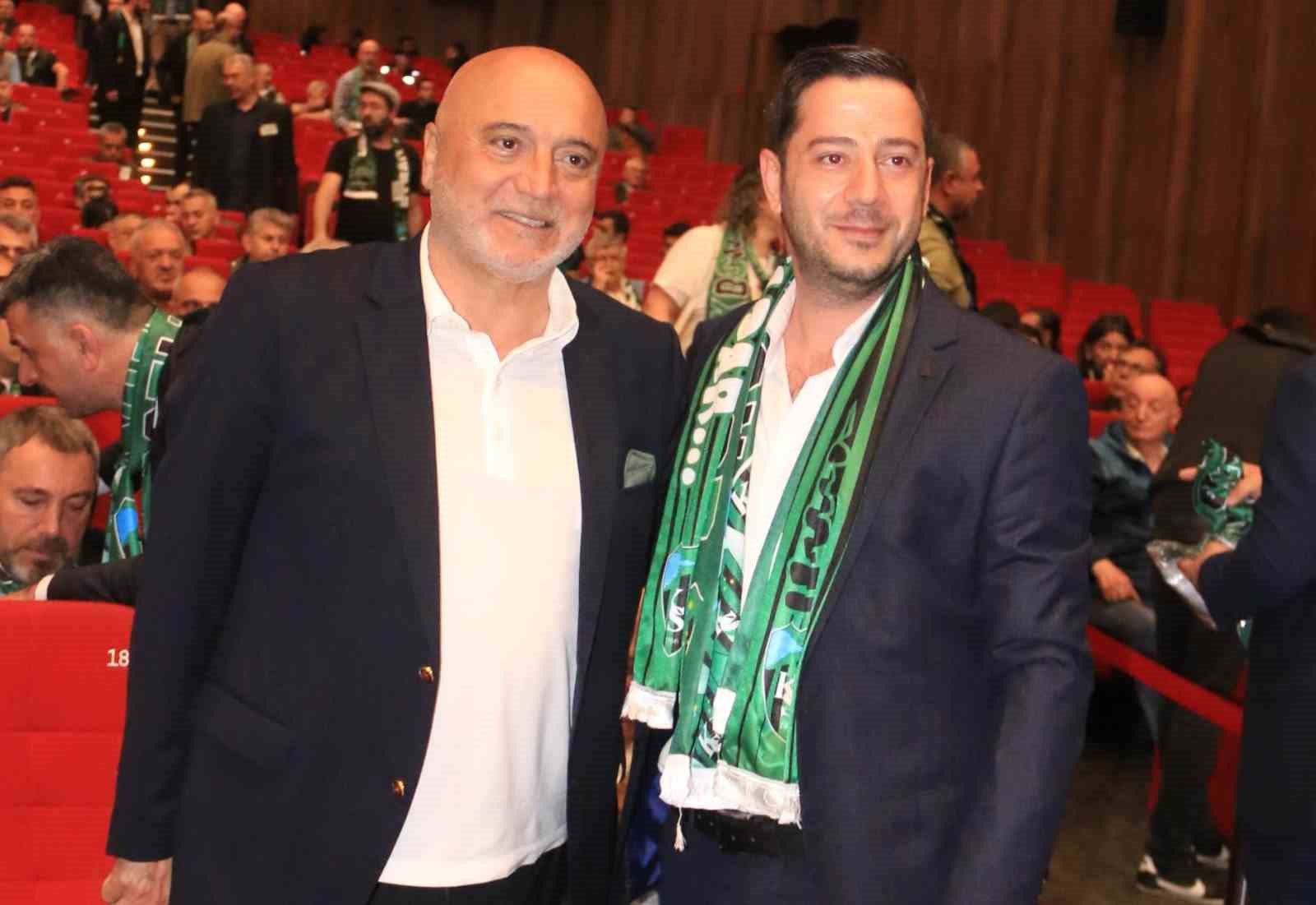 KONGREDE ÇOK SAYIDA TARAFTAR HİKMET KARAMAN İLE HATIRA FOTOĞRAFI ÇEKTİRDİ.