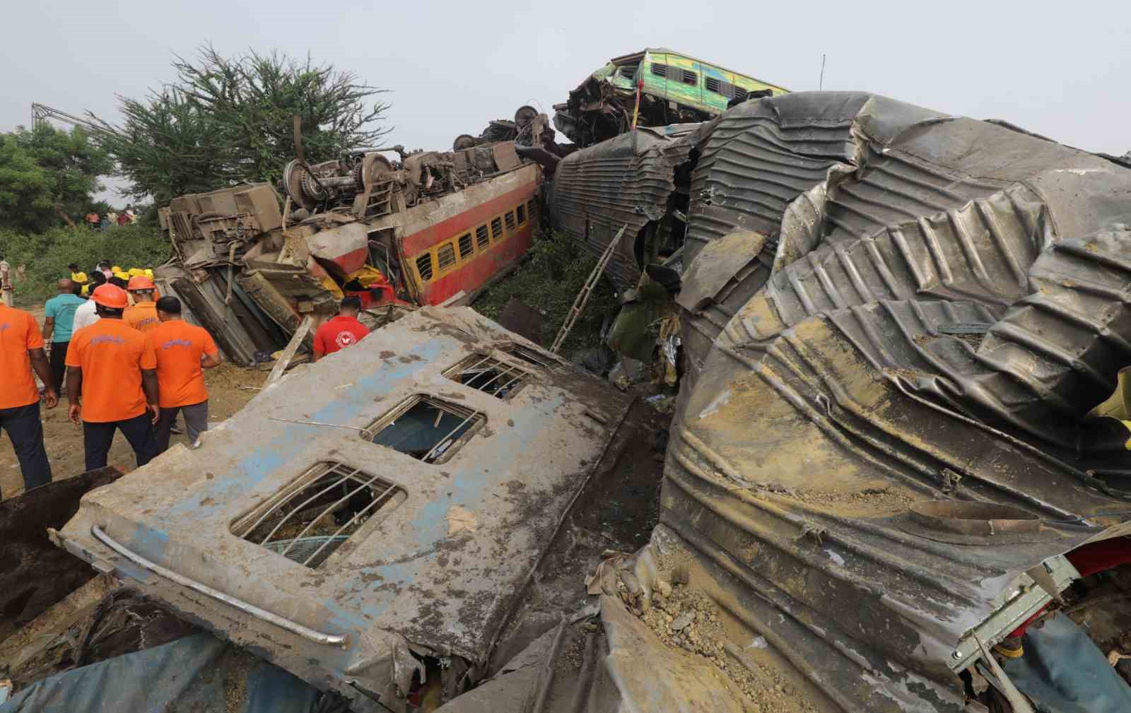 HİNDİSTAN'IN ORİSSA EYALETİNDE ÜÇ TRENİN KARIŞTIĞI KAZADA HAYATINI KAYBEDENLERİN SAYISI