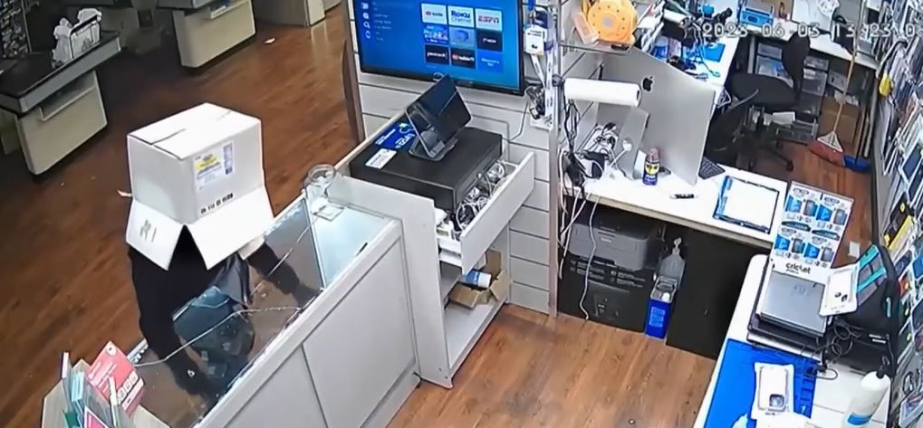 HIRSIZLIK GÜVENLİK KAMERASINA YANSIDI