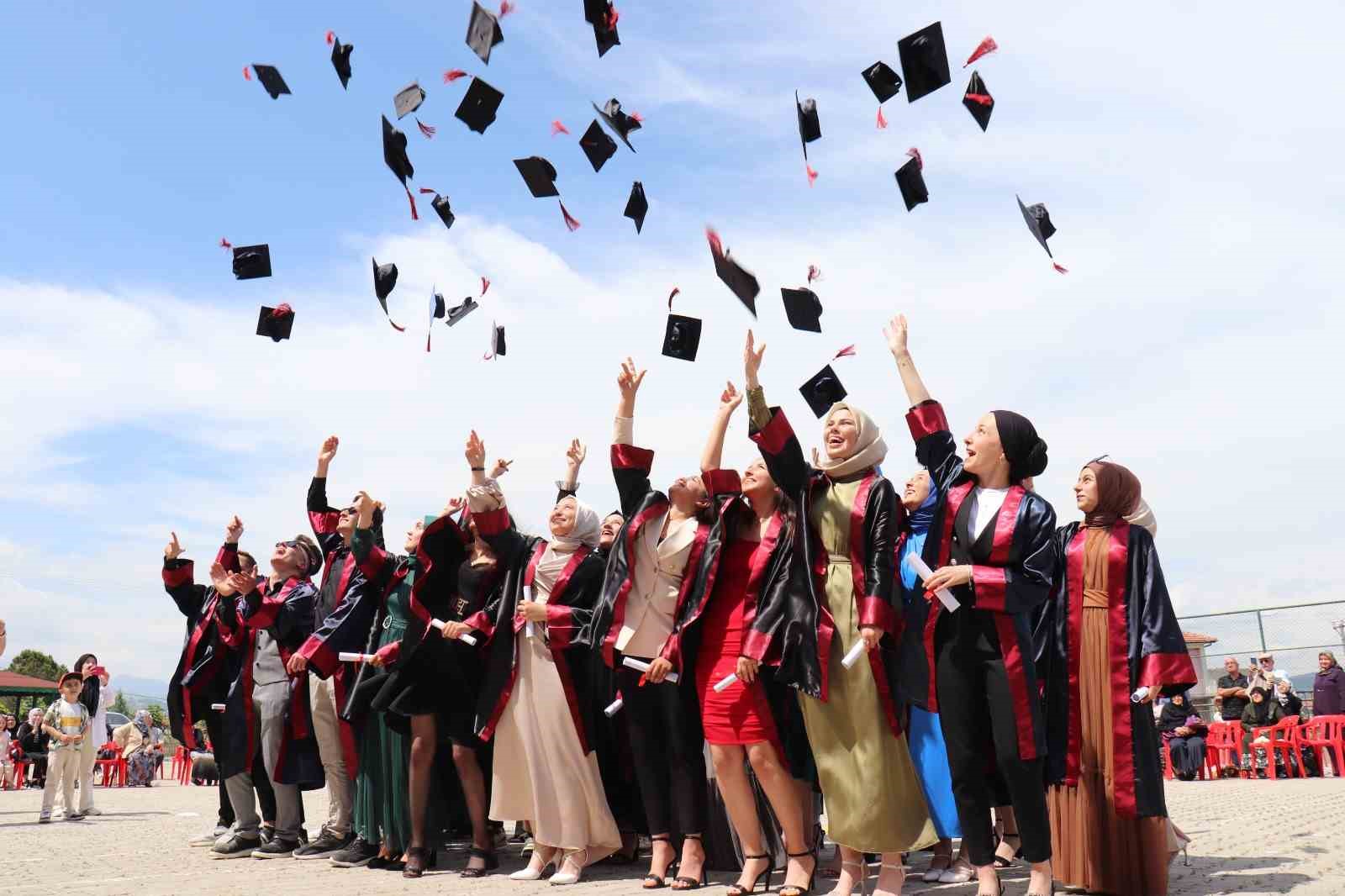 HİSARCIK ANADOLU LİSESİNDE MEZUNİYET COŞKUSU