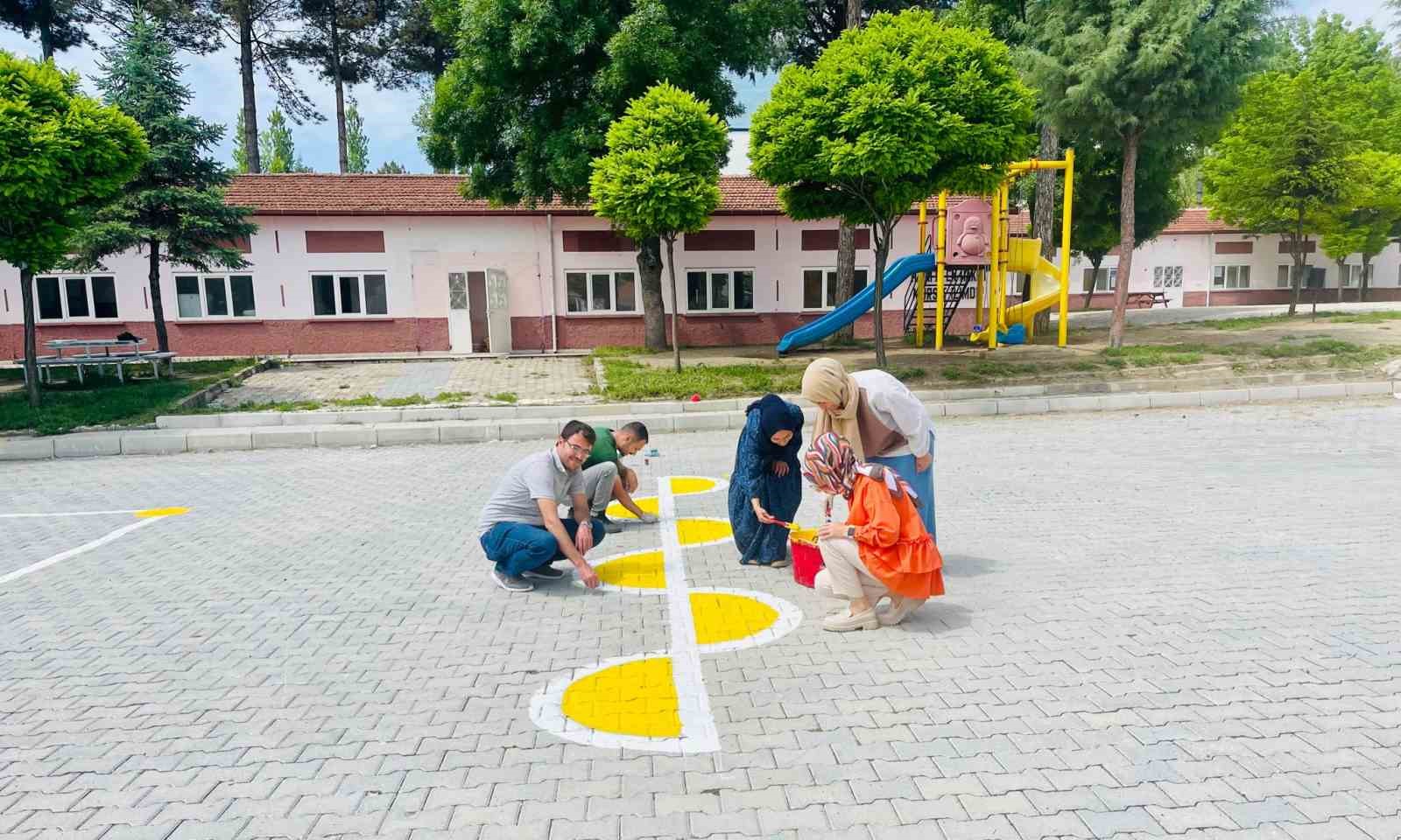 HİSARCIK ATATÜRK İLKOKULU BAHÇESİ RENKLENDİ