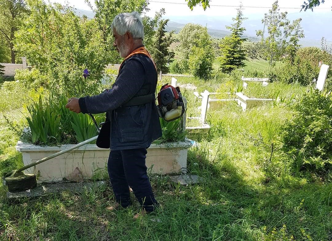HİSARCIK'IN KARBASAN KÖYÜNDE GÖNÜLLÜLERDEN MEZARLIK TEMİZLİĞİ