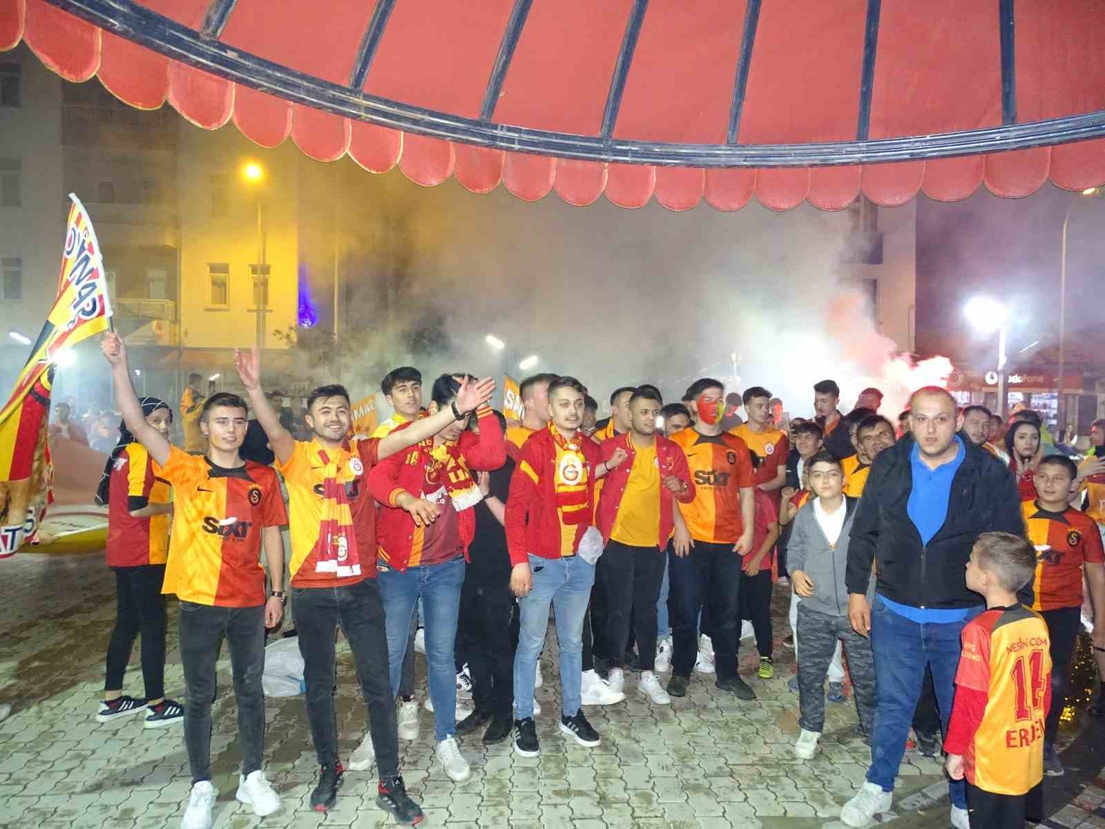 HİSARCIK'TA GALATASARAY TARAFTARLARIN COŞKULU ŞAMPİYONLUK KUTLAMASI