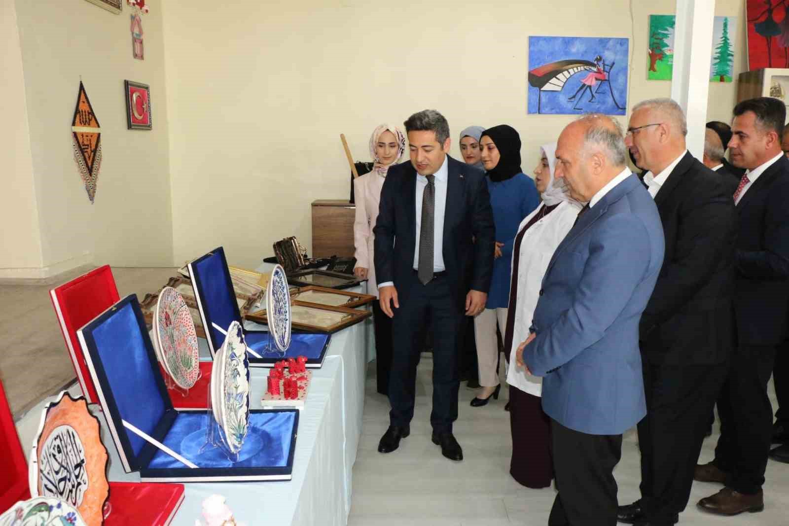 BİTLİS’İN HİZAN KAYMAKAMI NURHALİL ÖZÇELİK VE EŞİ RABİA DİNÇER ÖZÇELİK,