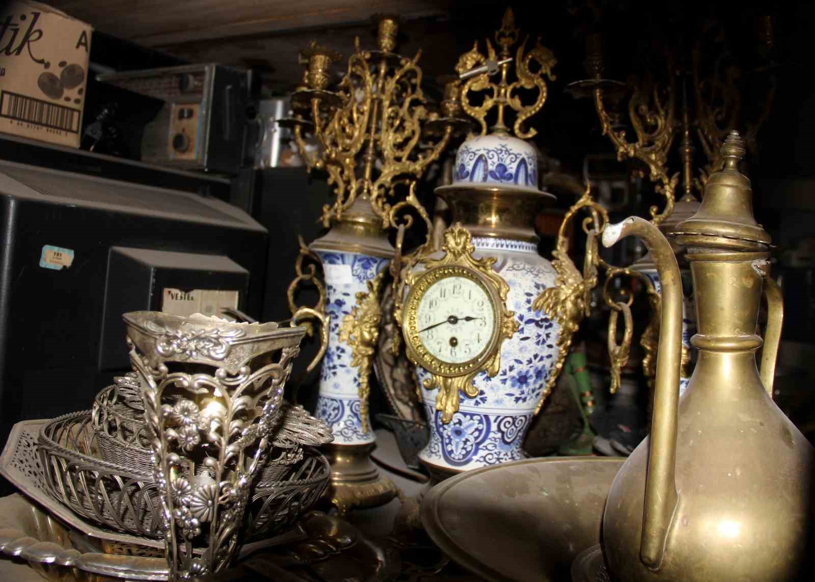 HOBİ OLARAK BAŞLADI, YÜZ BİNLERCE ANTİKA VE NOSTALJİ ESER BİRİKTİRDİ