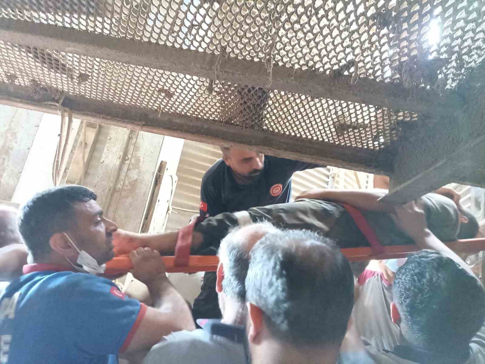 ADANA’DA HUBUBAT ÖĞÜTME MAKİNESİNE AYAĞI KAPILAN İŞÇİYİ İTFAİYE EKİPLERİ TARAFINDAN