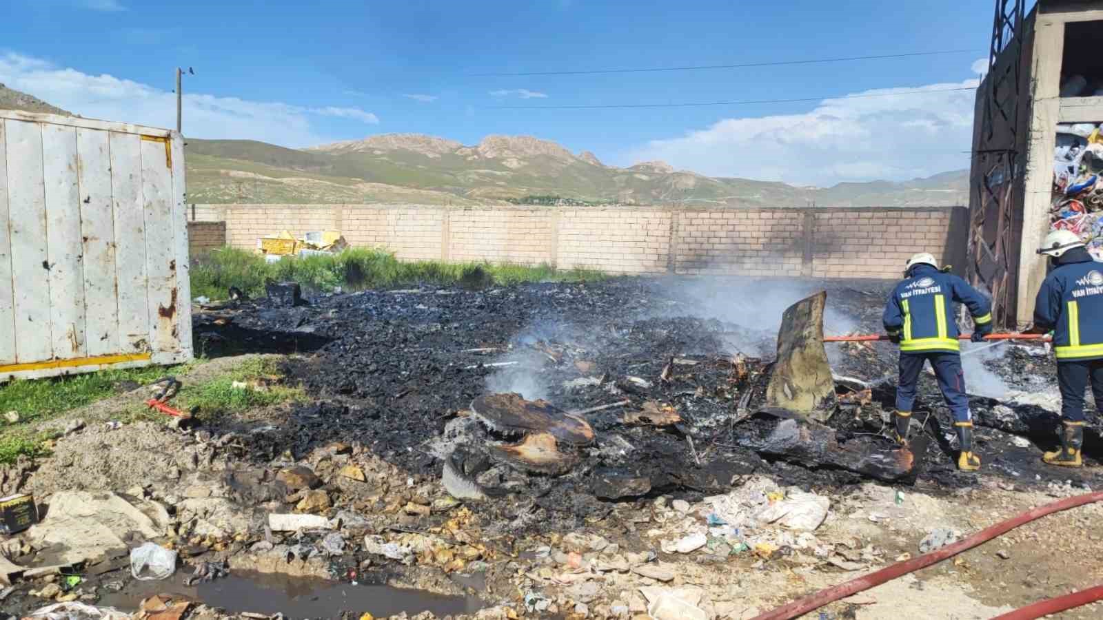 VAN’IN İPEKYOLU İLÇESİNDE BİR HURDACIDA ÇIKAN YANGINDA YAKLAŞIK 6 TON