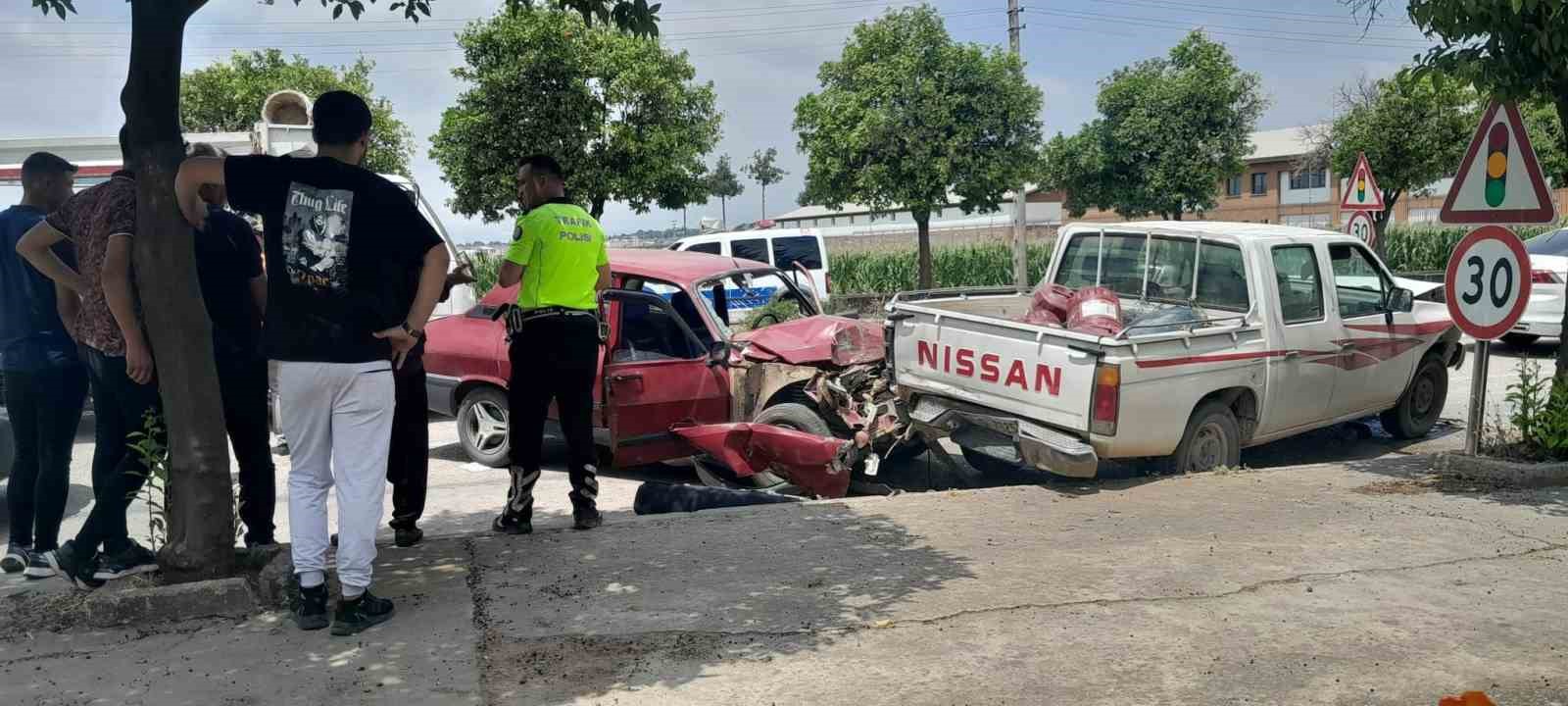 ADANA'NIN KOZAN İLÇESİNDE KAZA SONRASI HURDAYA DÖNEN OTOMOBİLDEKİ 2 KİŞİ