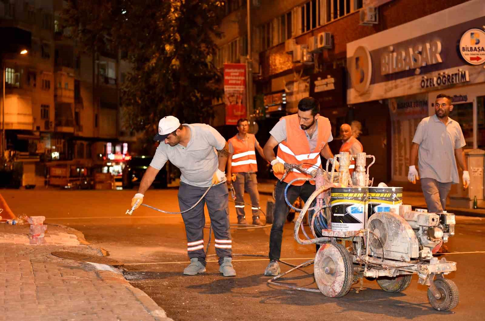 ANTALYA’DA MURATPAŞA BELEDİYESİ, HÜSNÜ KARAKAŞ CADDESİ’NİN YOL ÇİZGİ VE BOYALARINI