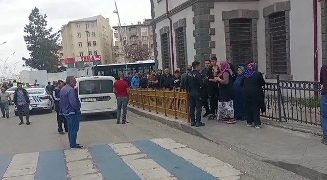 ERZURUM’DA ARALARINDA HUSUMET BULUNAN İKİ AİLENİN SOKAKTA KARŞILAŞINCA KAVGAYA TUTUŞTU.