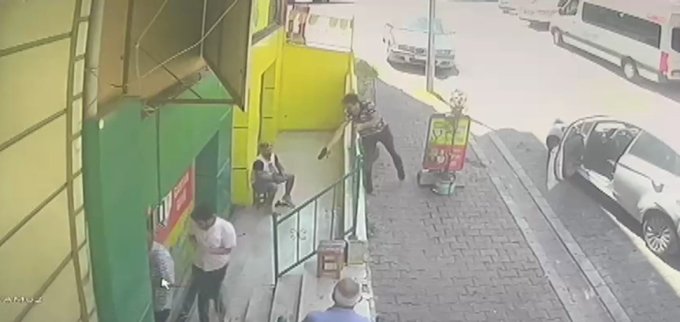 ESENYURT’TA SİLAHLI SALDIRGAN, ŞANS OYUNU BAYİSİNDE DEHŞET SAÇTI. KAPI ÖNÜNDE