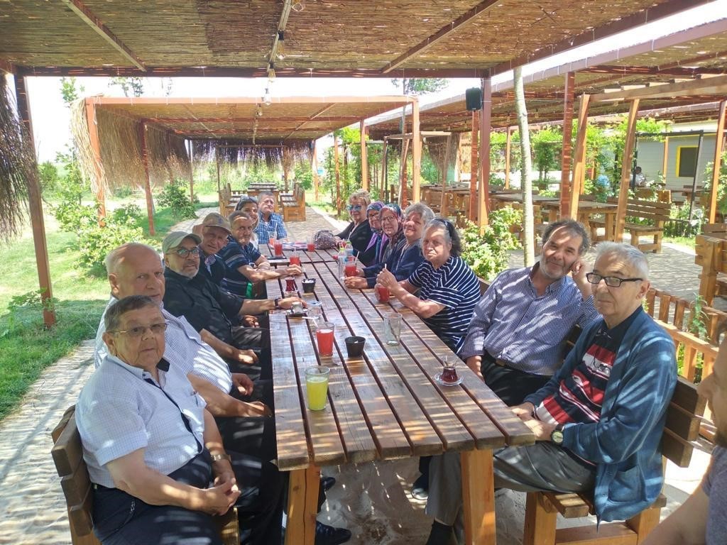 GÜNEŞLİ BİR HAVADA TARLADA ÇİLEK TOPLAMANIN MUTLULUĞU YAŞAYAN HUZUREVİ SAKİNLERİ,