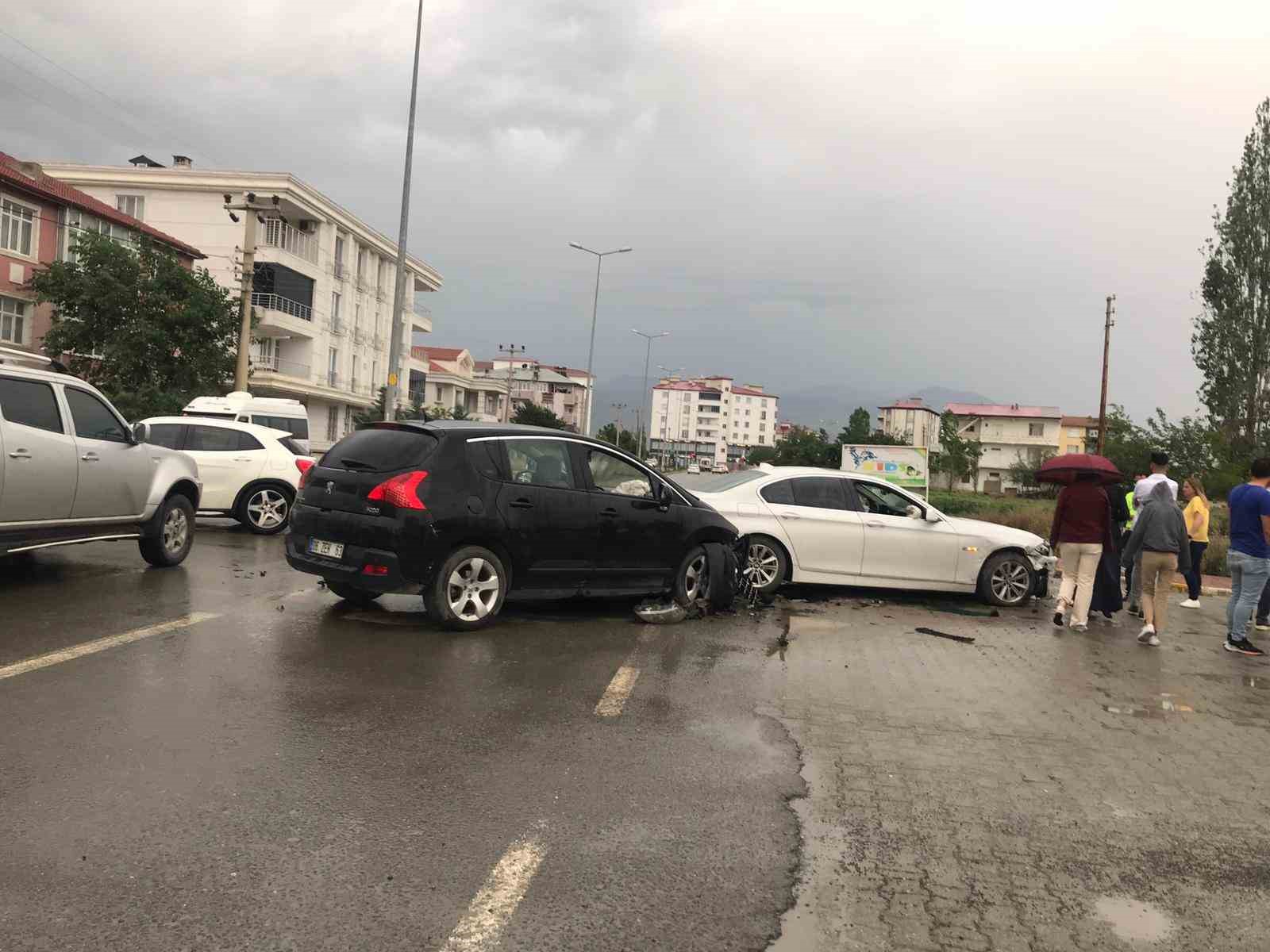IĞDIR’DA MADDİ HASARLI KAZA