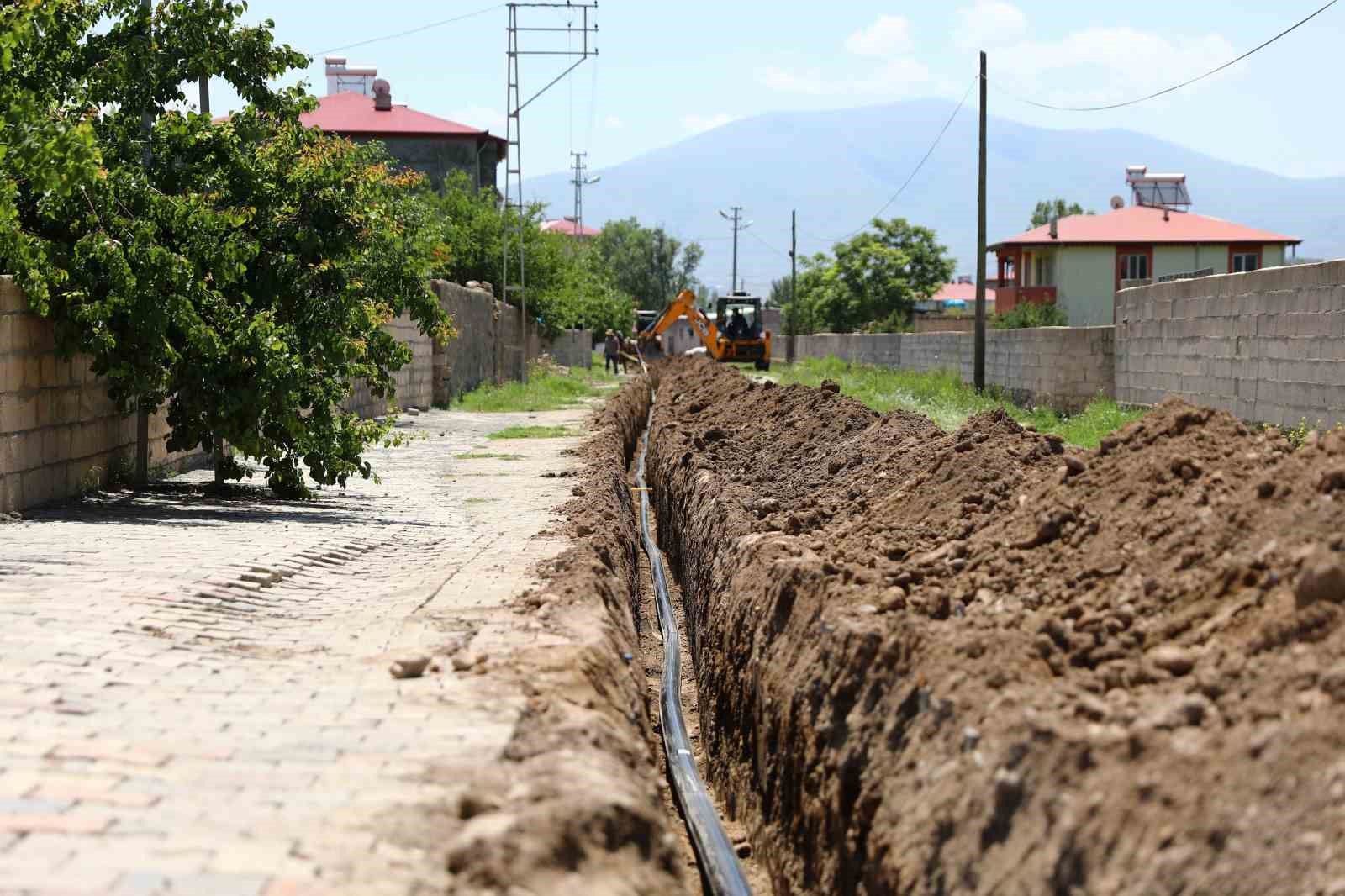IĞDIR’DA YENİ YOL VE İÇME SUYU HATTI ÇALIŞMALARI DEVAM EDİYOR