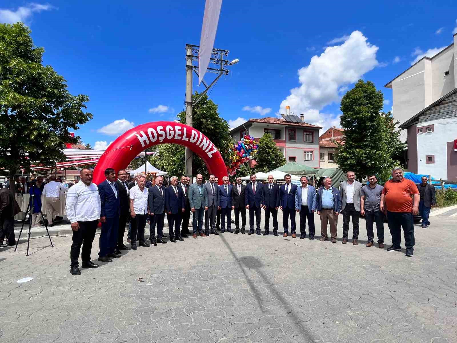 KASTAMONU'NUN İHSANGAZİ İLÇESİNDE İNŞA EDİLEN KENT MEYDANI DÜZENLENEN TÖRENLE AÇILDI.