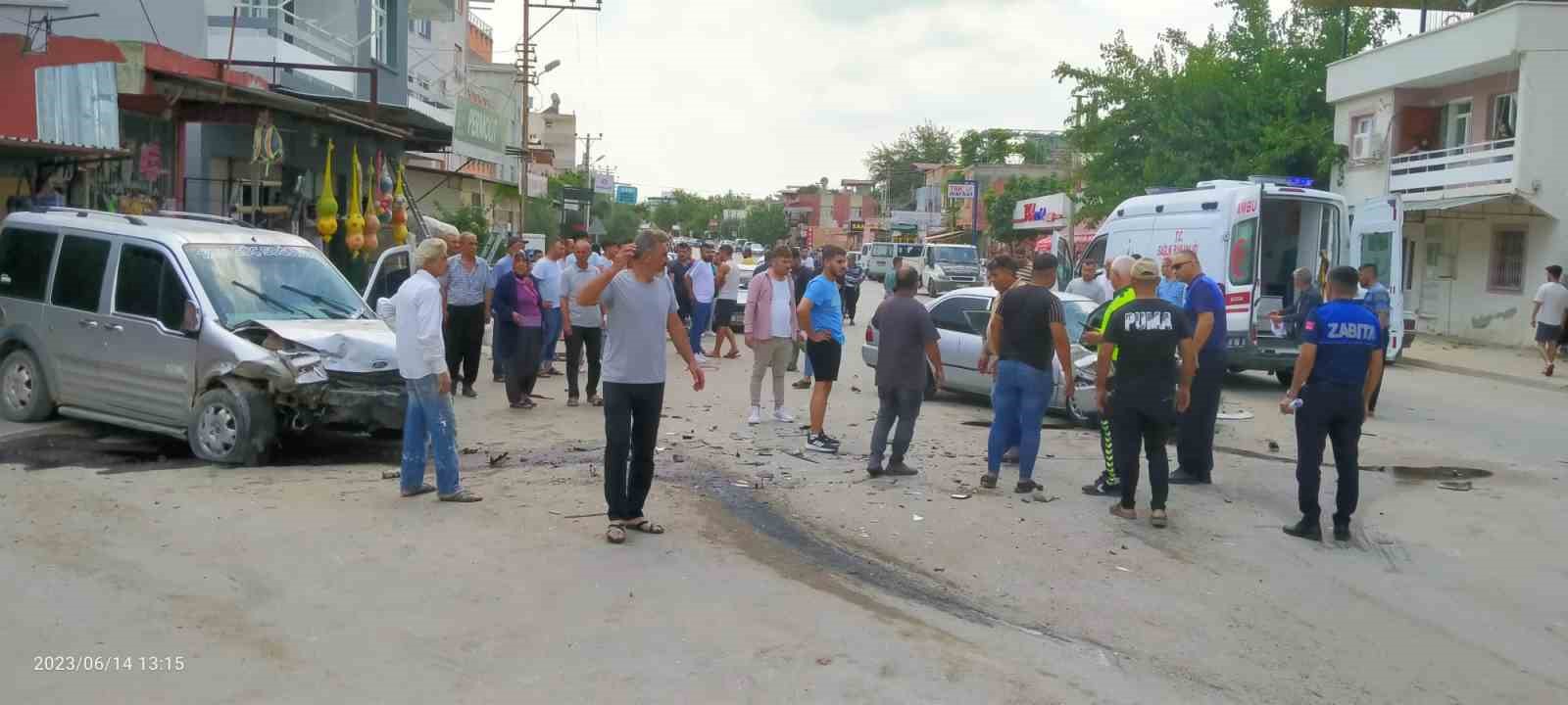 ADANA’NIN KOZAN İLÇESİNDE MEYDANA GELEN TRAFİK KAZASINDA İKİ OTOMOBİL KAFA