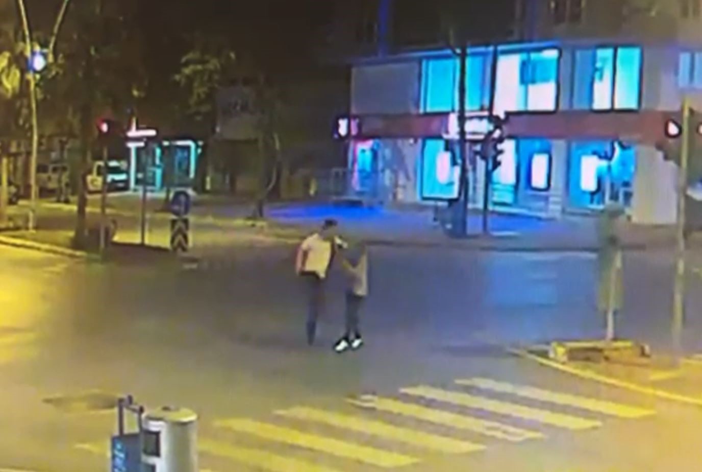ANTALYA’NIN MANAVGAT İLÇESİNDE İKİ ELİNDE TABANCA BULUNAN BİR ŞAHIS, SOKAK