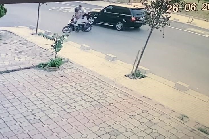 İKİ KARDEŞİN YARALANDIĞI KAZA KAMERAYA YANSIDI