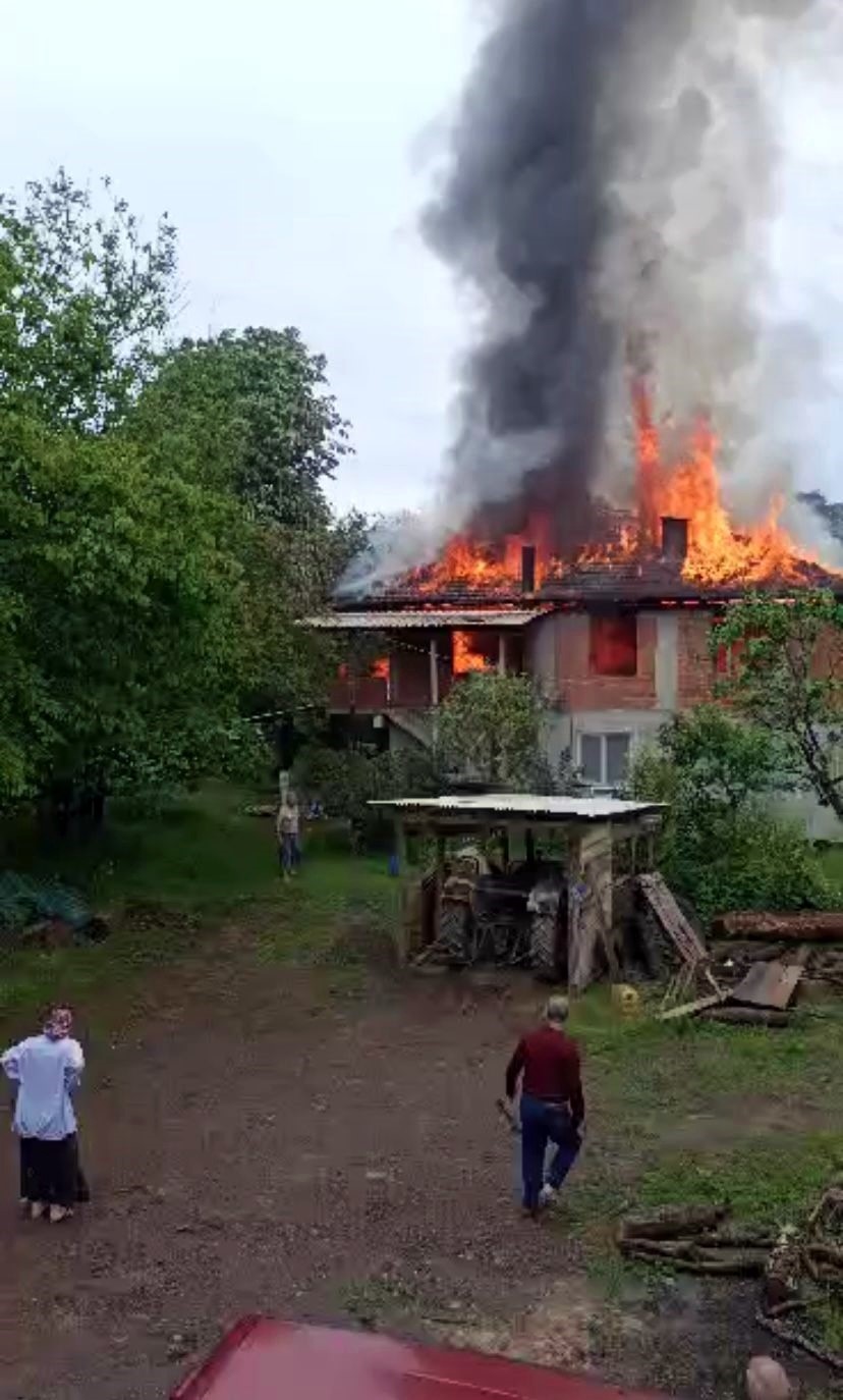 SAKARYA’NIN HENDEK İLÇESİNDE İKİ KATLI EV ALEVLERE TESLİM OLDU. YANGIN,