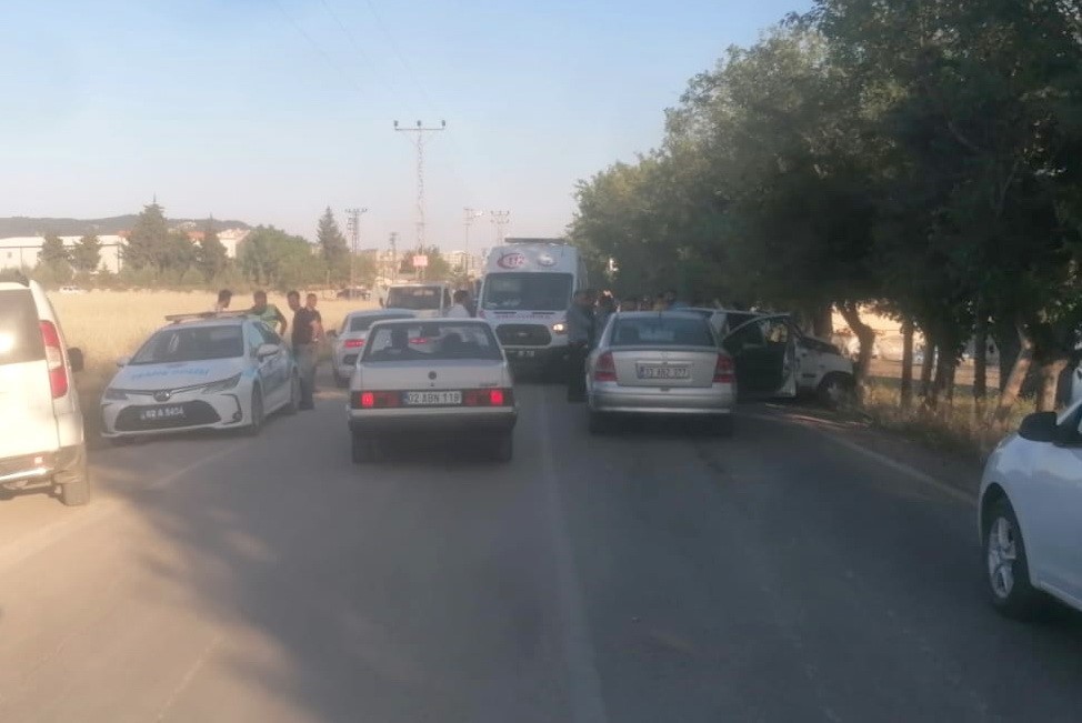 ADIYAMAN’DA, İKİ OTOMOBİLİN ÇARPIŞMASI SONUCU MEYDANA GELEN KAZADA 2 KİŞİ